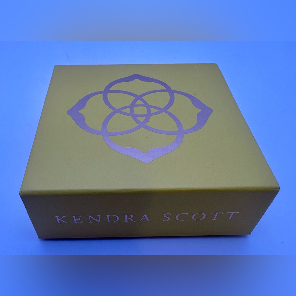 Kendra Scott Gold 'L' Pendant Necklace New In Box with Tags - Picture 2 of 7